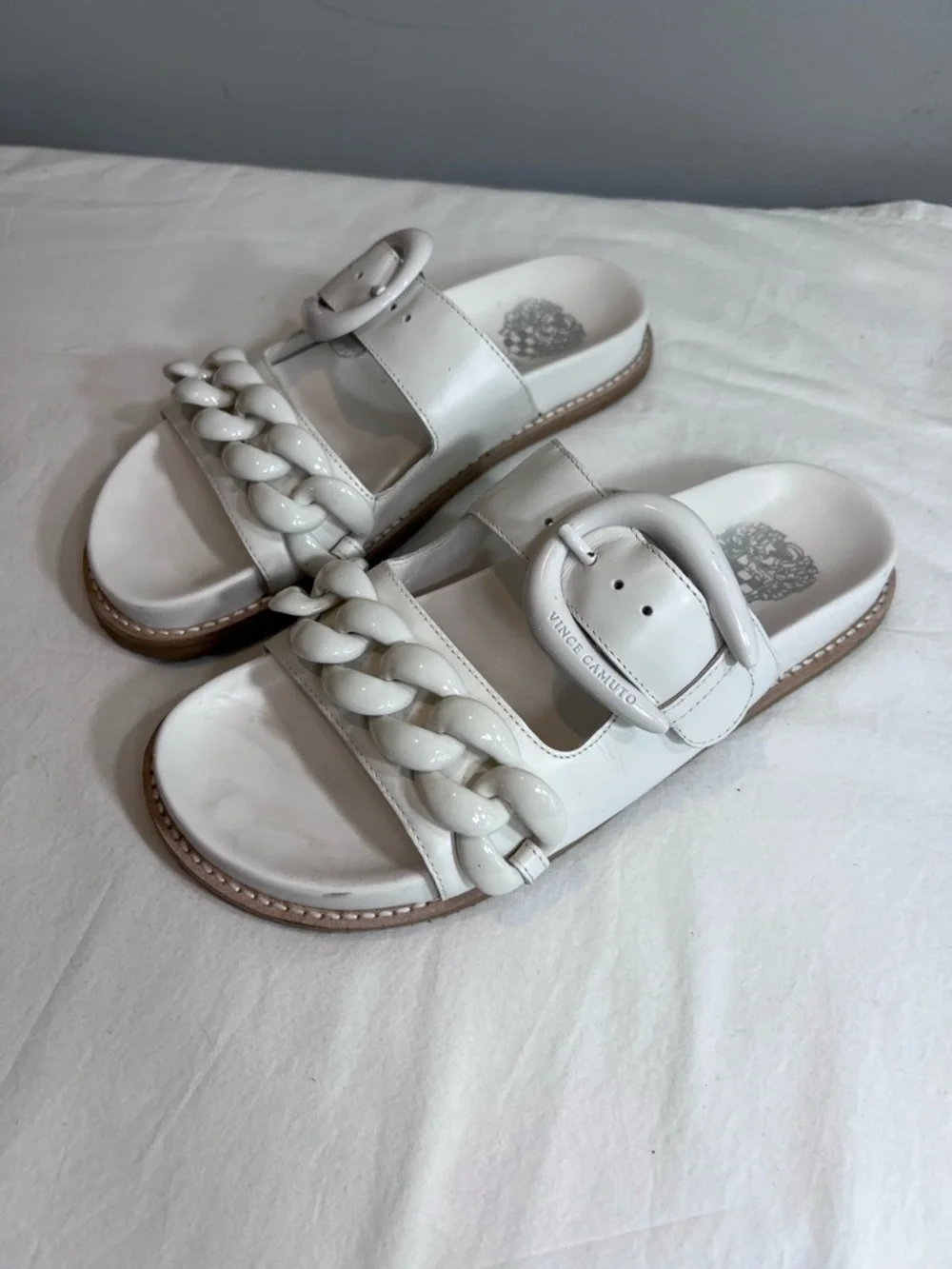 Vince Camuto Kenendys white chained footbed slide sandals size 7